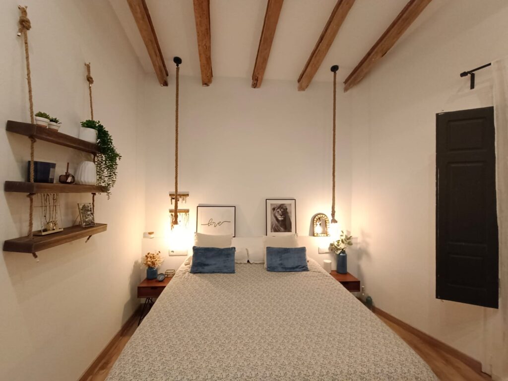 Foto de dormitorio moderno y ordenado