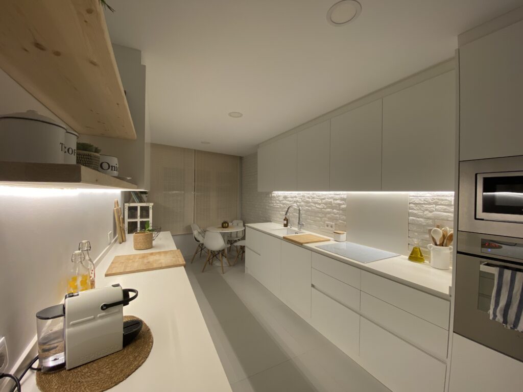 Foto de cocina remodelada